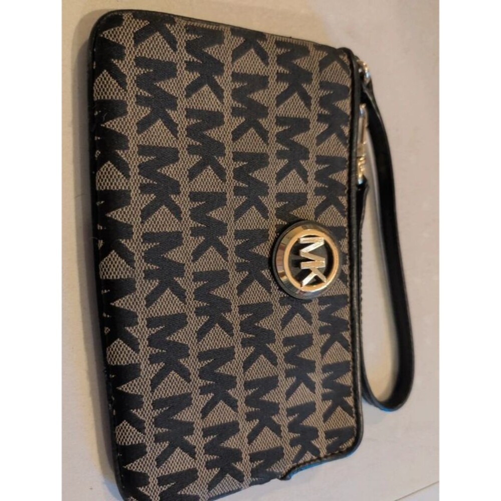 Michael kors wristlet